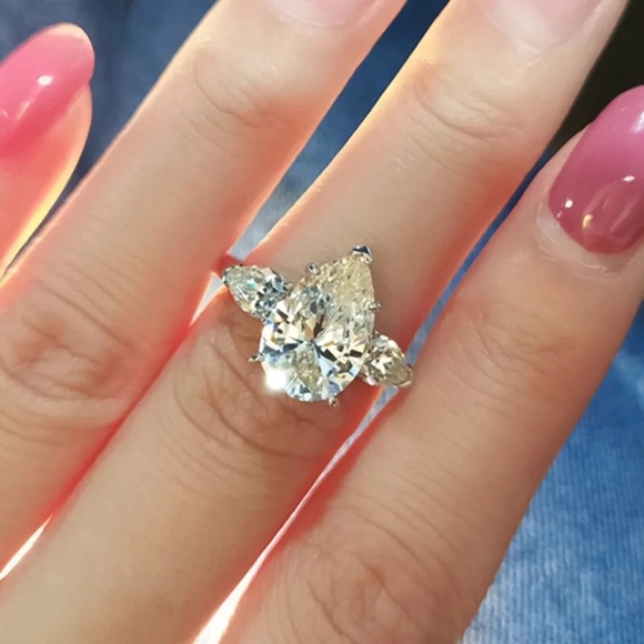 Luxury Ring Sz 8 - Picture 2 of 8